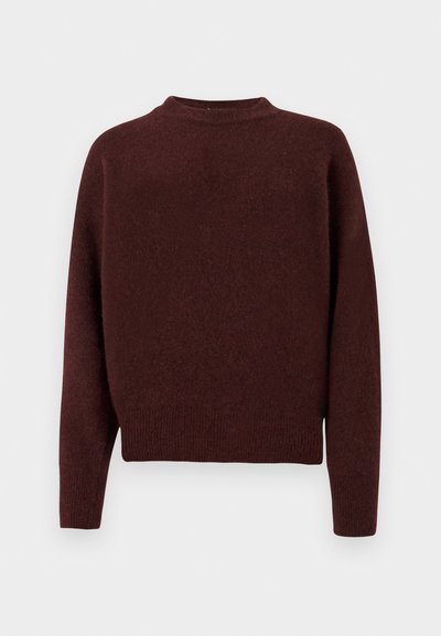 Pulover tricotat bordeaux cu guler înalt, mâneci lungi și tiv cu dungi. Textură moale cu un finisaj neted, fără modele vizibile sau embellishments.