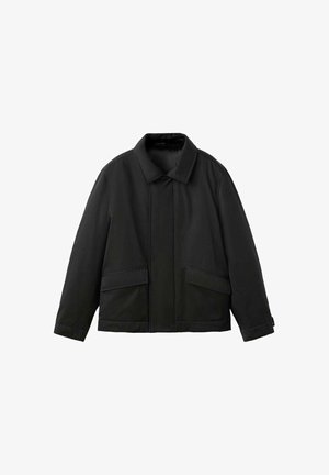 Chaqueta negra con un collar abotonado, dos bolsillos frontales, corte recto y tejido suave. Presenta costuras mínimas y un diseño sencillo.