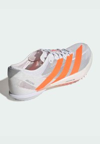 Scarpa da corsa bianca con strisce rosa e arancioni, tomaia in mesh, design leggero e suola testurizzata con tacchetti visibili per una maggiore trazione.