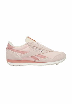 Jasnoróżowy sneaker Reebok z zamszowymi nakładkami, sznurowanym zapięciem i markowym logo po boku i na pięcie, pokazany z lewej strony.