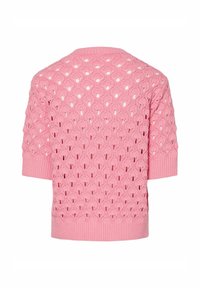 Pull en tricot rose avec des manches courtes, présentant un motif en dentelle ouverte et des poignets et un ourlet côtelés. Texture douce et design léger.