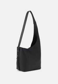 Svart hobo-väska i jämn syntetisk material med en bred rem, rund form och minimalistisk design; har en framficka.