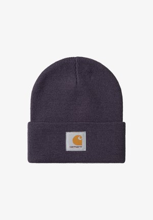 Gorro de punto morado oscuro con un dobladillo y un parche cuadrado blanco que presenta un logo de Carhartt naranja en el centro frontal.