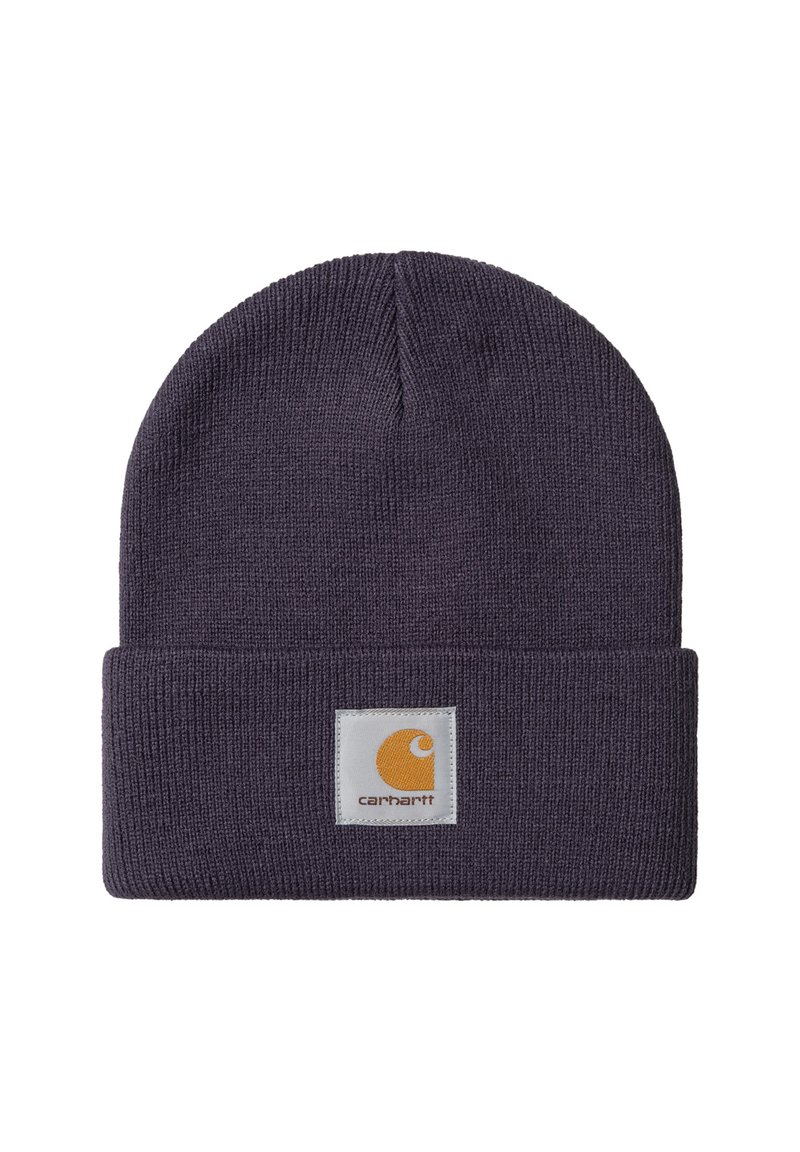Gorro de punto morado oscuro con un dobladillo y un parche cuadrado blanco que presenta un logo de Carhartt naranja en el centro frontal.