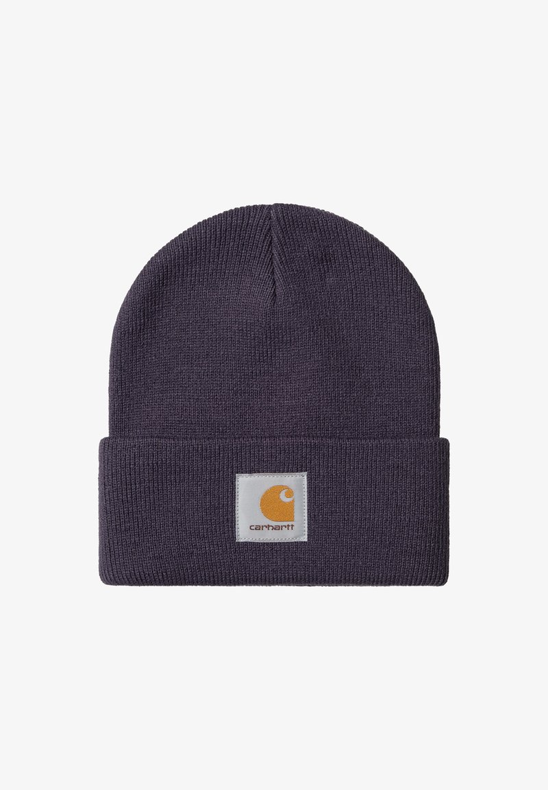 Gorro de punto morado oscuro con un dobladillo y un parche cuadrado blanco que presenta un logo de Carhartt naranja en el centro frontal.