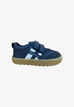 Zapatillas infantiles azules con dos correas de Velcro, acentos blancos y cuero texturizado. Cuenta con una suela de goma y una marca en el lateral.