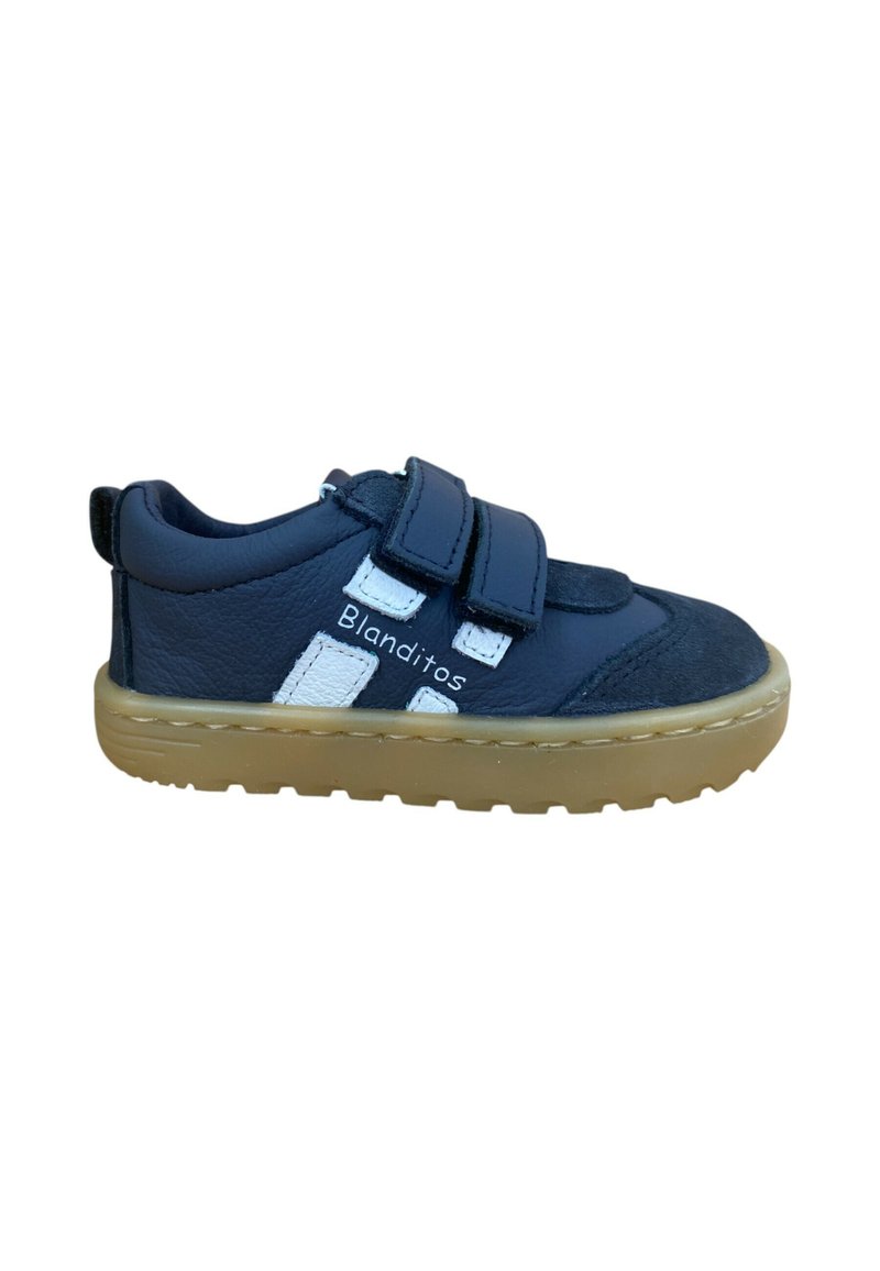 Zapatillas infantiles azules con dos correas de Velcro, acentos blancos y cuero texturizado. Cuenta con una suela de goma y una marca en el lateral.
