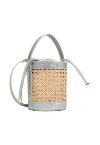 Petit sac à main cylindrique avec bordure en paillettes argentées, corps tissé beige, fermeture à cordon en tissu beige, et poignées ainsi que bandoulière en paillettes argentées.