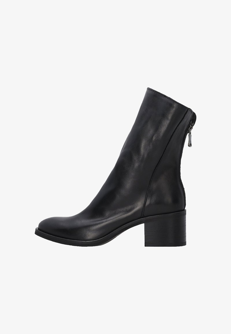 Černá kožená kotníková bota s kulatou špičkou, hladkým povrchem, bočním zipem a blokovým podpatkem o výšce přibližně 3 palce.