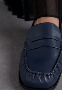 MICHAEL Michael Kors CARLSON LOAFER - Loaferit/pistokkaat - navy