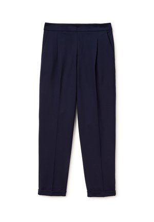 Pantaloni su misura blu navy con tasche laterali, pieghe frontali e orli risvoltati, distesi su uno sfondo bianco.