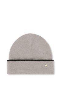 Grijze vilten beanie met een zwarte manchet. Heeft een afgeronde bovenkant en een kleine metalen accent aan de zijkant. Zachte textuur, warm materiaal.