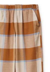 Geruite broek met een kleurenschema van bruin, beige en lichtblauw, met een elastische tailleband en zijzakken. Soepele, zachte stoftextuur.