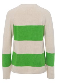 Pull crème avec de larges rayures horizontales vertes. Il possède un col rond, des poignets côtelés et une texture tricotée douce.