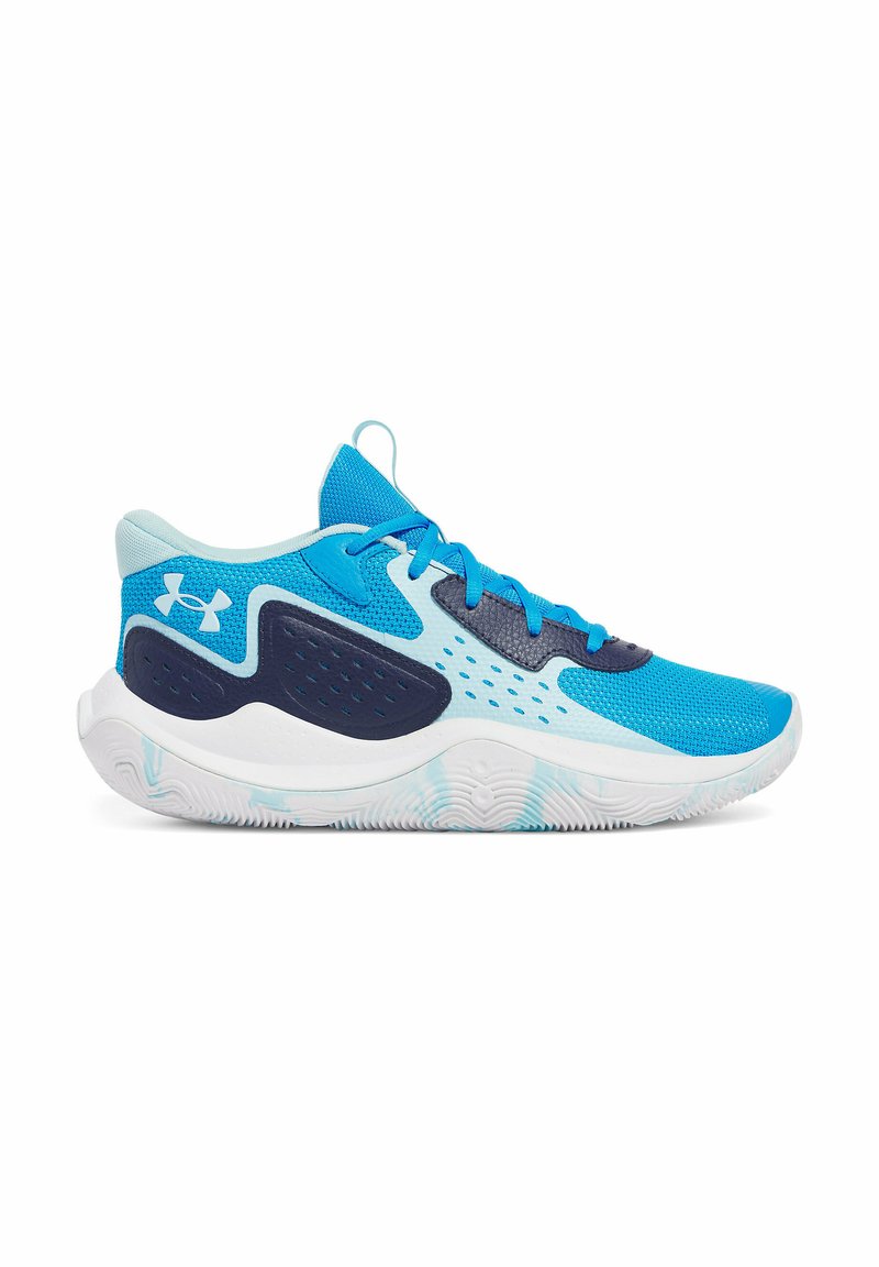 Zapatilla deportiva azul con parte superior de malla, acentos en azul marino contrastantes, cuello acolchado y suela texturizada, con una entresuela blanca y cordones.