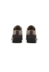 Scarpe in suede grigio con dettagli in pelle marrone scuro, forma arrotondata e suole in gomma nera texturizzata. Presentano un tallone alto e un design minimale.