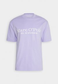 T-shirt en coton violet avec col rond, manches courtes, et texte imprimé blanc "Marc O'Polo EST. À STOCKHOLM" à l'avant.