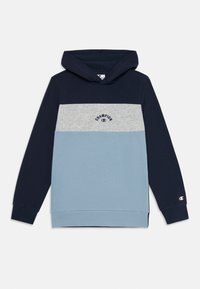 Hættefrakke i marineblå, lyseblå og grå. Har et vandret farveblokdesign med "Champion" logoet i midten og manchetter i kontrastfarver.
