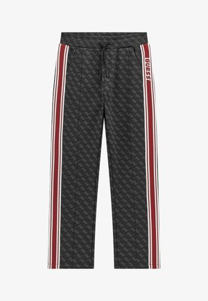 Juodos su rašteliais sportinės kelnės su raudonomis ir baltomis vertikaliomis juostelėmis šonuose. Įrengtos reguliuojama virvute liemeni ir prekės ženklas.