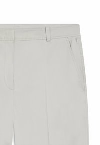 Lichtgrijze broek met een gladde textuur, voorzien van een platte voorkant, riemlussen en een zijzak. Recht model met subtiele stikseldetails.