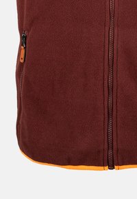 Braune Fleeceweste mit einem vollständigen Reißverschluss und orangefarbener Einfassung. Verfügt über eine Seitentasche mit einem kontrastierenden orangen Ziehband für einfachen Zugriff.