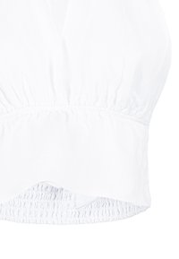 Witte blouse met een geplooide taille, zachte stof en een diepe V-halslijn. De textuur is glad met een lichte glans.