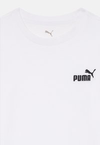 Fehér pamut póló kerek nyakkivágással, fekete hímzett "PUMA" logóval és egy kis fekete puma sziluettel a bal mellen.