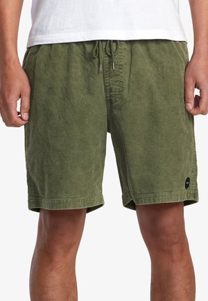 Olivgrüne Cordshorts mit elastischem Bund, Kordelzugverschluss und kleinem schwarzen Logo auf der unteren linken Seite.