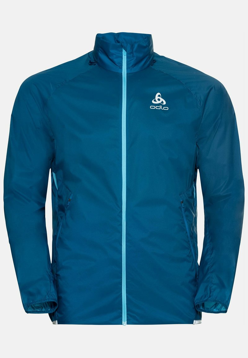 Leichte blaue Jacke mit Stehkragen, Frontreißverschluss, kontrastierenden hellblauen Akzenten und zwei Seitentaschen. Glattes, wasserabweisendes Material.