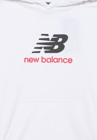 Hanorac alb cu un logo mare "NB" negru și textul "new balance" în roșu. Fabricat dintr-un material moale, dotat cu un buzunar tip kangur.