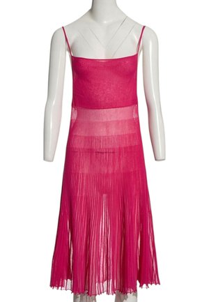 Knallpinker ärmelloser plissierter Midikleid mit dünnen Trägern auf einem weißen Schaufensterpuppentorso vor weißem Hintergrund.