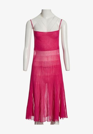 Knallpinker ärmelloser plissierter Midikleid mit dünnen Trägern auf einem weißen Schaufensterpuppentorso vor weißem Hintergrund.