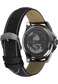 Bracelet de montre en cuir noir avec des coutures blanches, boîtier en acier inoxydable, et un design de globe détaillé au dos. Logo de la marque gravé visible.