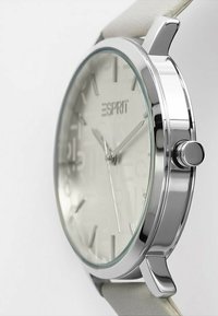Silberne Armbanduhr mit minimalistischem Design. Verfügt über ein hellgraues Zifferblatt, silberne Stundenmarker und ein glattes, helles Lederarmband.