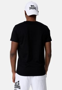 Lonsdale NORMALE PASSFORM KILCHOAN - Apdrukāts T-krekls - black red white