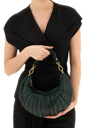 Borsa a tracolla in pelle verde con design plissettato, dettagli dorati e manico morbido. Ha un'apertura con cerniera, indossata da una persona.