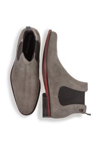 Graue Wildleder Chelsea-Boots mit elastischen Seitenpaneelen, runder Zehenpartie und einem dezenten roten Akzent auf der Sohle. Niedriger Absatz mit strukturierter Oberfläche.