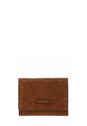 Portefeuille en cuir marron avec texture tissée et plaque logo en métal portant l'inscription « PICARD » sur le rabat avant, photographié sur fond blanc.