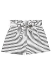 Shorts rayés noir et blanc avec une ceinture à nouer, confectionnés en tissu léger. Dotés de plis et de poches latérales pour un détail supplémentaire.