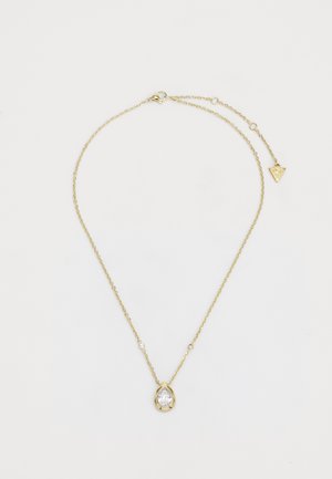 Collier en chaîne en or avec un pendentif en cristal en forme de goutte d'eau et des accents transparents, ainsi qu'un charme triangulaire au fermoir. Fini lisse et poli.