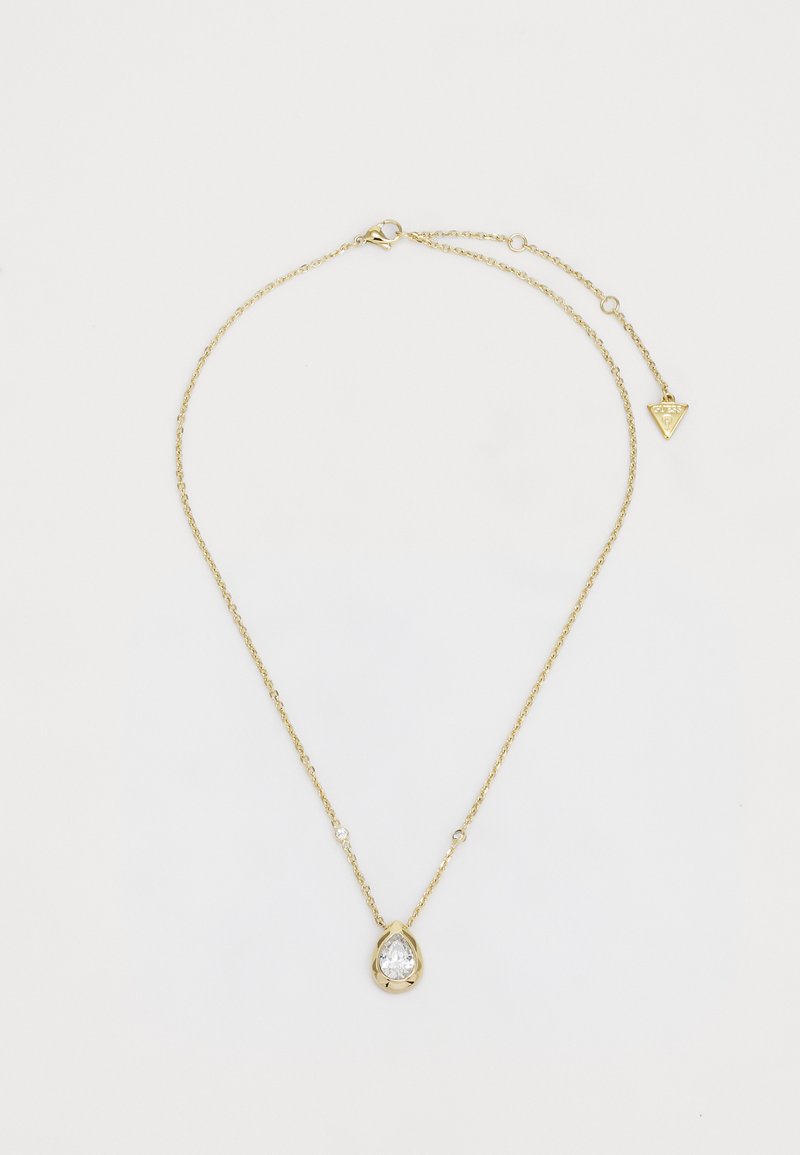 Collar de cadena dorada con un colgante de cristal en forma de lágrima con acentos claros y un charm triangular en el cierre. Acabado pulido y uniforme.