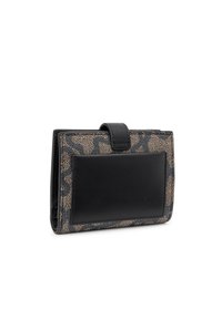 Billetera compacta de cuero negro con un patrón texturizado en beige y azul marino. Presenta un bolsillo frontal y un cierre de solapa seguro.