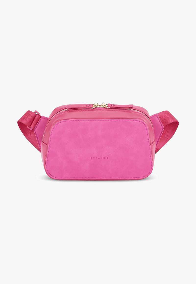 Sac banane rectangulaire rose avec deux fermetures éclair dorées, sangle réglable et logo subtil "EXPATRIÉ" sur le panneau avant.