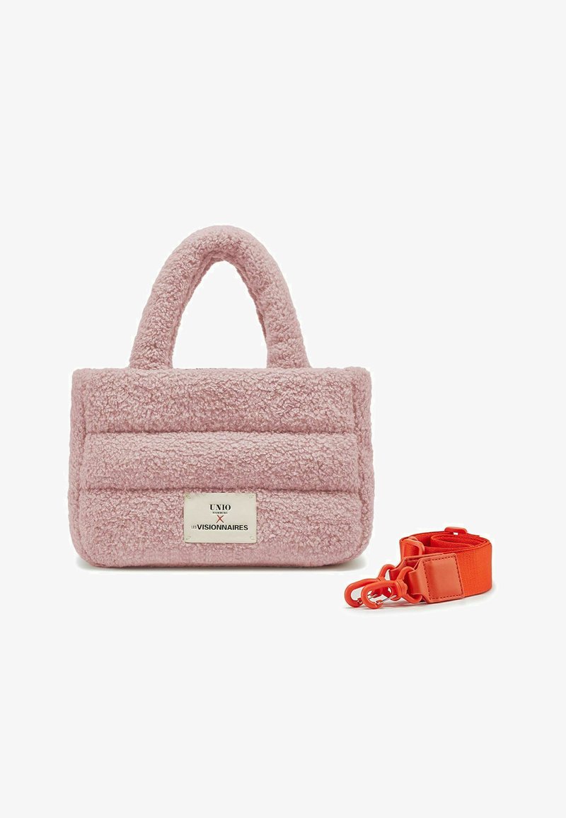 Borsa in pelliccia artificiale rosa con due manici corti, superficie texturizzata e una piastrina logo in argento. Include una tracolla staccabile di un vivace arancione.
