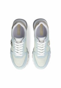 Heledad sinised sneakers, millel on võrkkangast ja seemisnahast detaile, valged paelad ja hõbedane logo küljes.