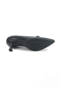 Zapato de tacón alto de cuero negro con puntera puntiaguda, que presenta una suela de goma texturada y un pequeño detalle decorativo en la parte superior cerca del tacón.