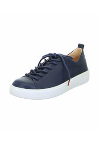 Navyblaue Ledersneaker mit runder Zehenpartie, weißer Gummisohle und Schnürdesign. Verfügt über eine strukturierte Oberfläche und ein kleines Akzentetikett.