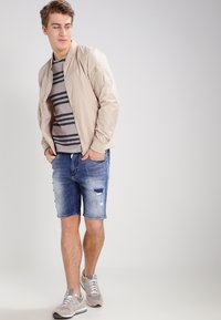 Urban Classics LIGHT BOMBER JACKET - Bombera - sand
