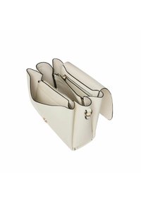 Bolso de cuero blanco con ribetes negros, que cuenta con dos compartimentos abiertos y un bolsillo con cremallera. Textura suave con acentos de hardware en dorado.