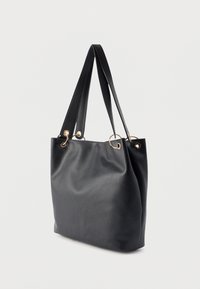 Μαύρη τσάντα ώμου από δερμάτινο υλικό με υφή, διπλούς ιμάντες και χρυσαφένιες μεταλλικές λεπτομέρειες στην κορυφή. Ευρύχωρη, με μινιμαλιστικό σχεδιασμό.